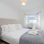 Modern Mews House With Free Parking Space, And Patio By Huluki Sussex Stays