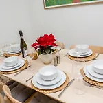 Modern Mews House With Free Parking Space, And Patio By Huluki Sussex Stays