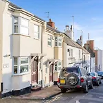 Modern Mews House With Free Parking Space, And Patio By Huluki Sussex Stays